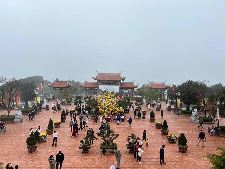 Người dân đội mưa, rét về chùa lễ Phật đầu năm tại chùa Đại Tuệ