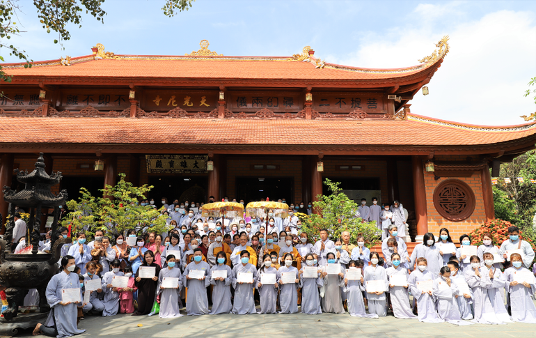 Phật tử tham dự lễ quy y Tam bảo tại chùa Thiên Quang