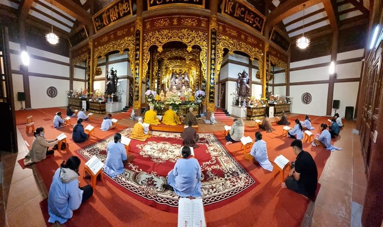 Chư Tăng, Phật tử chùa Đại Tuệ tụng kinh Dược sư cầu an đầu năm