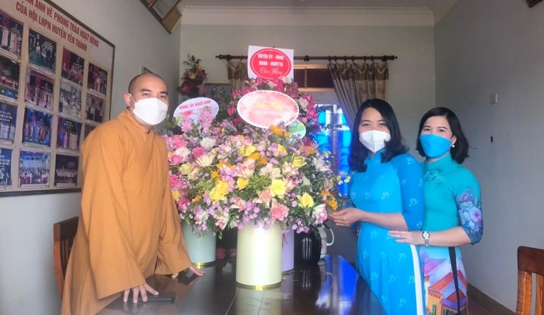 Thăm và tặng hoa chúc mừng Hội Liên hiệp Phụ nữ huyện Yên Thành
