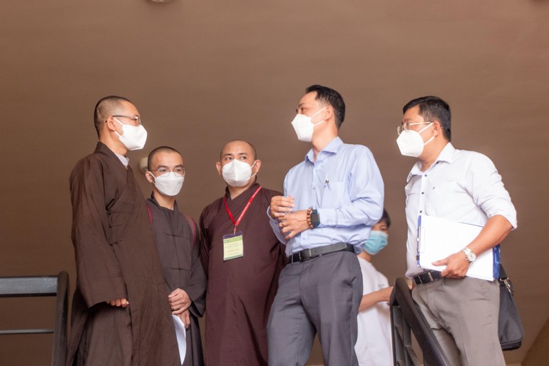 Các bác sĩ, nhân viên y tế và cơ quan chức năng thăm thực tế tại Trường Trung cấp Phật học TP.HCM