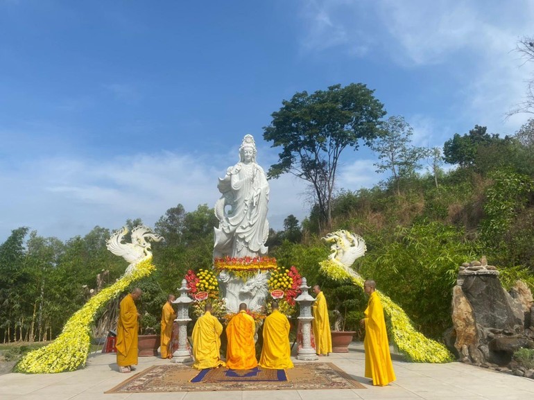 Lễ an vị tôn tượng Bồ-tát Quan Thế Âm tại đồi tùng Quan Âm Viên Minh