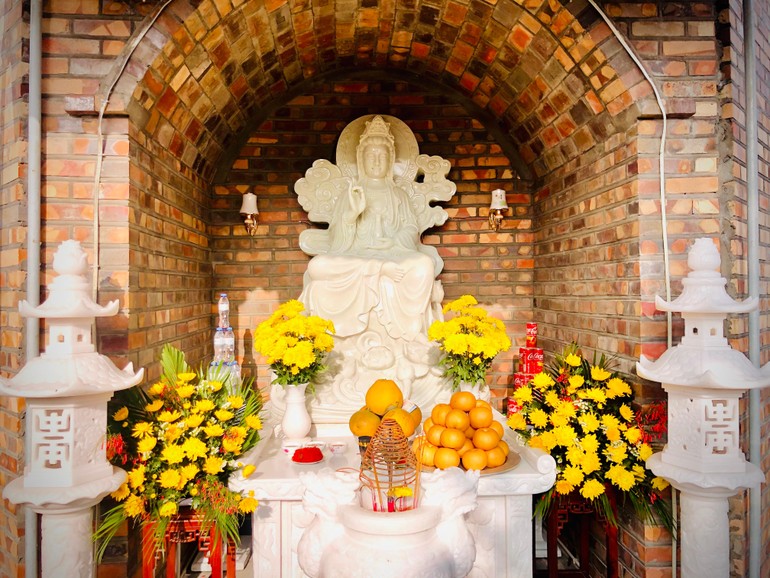 Tôn tượng Bồ-tát Quán Âm tại chùa Đại Đồng