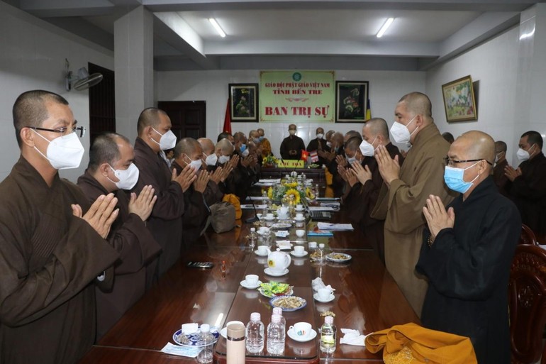 Niệm Phật cầu gia hộ trước khi tiến hành buổi họp