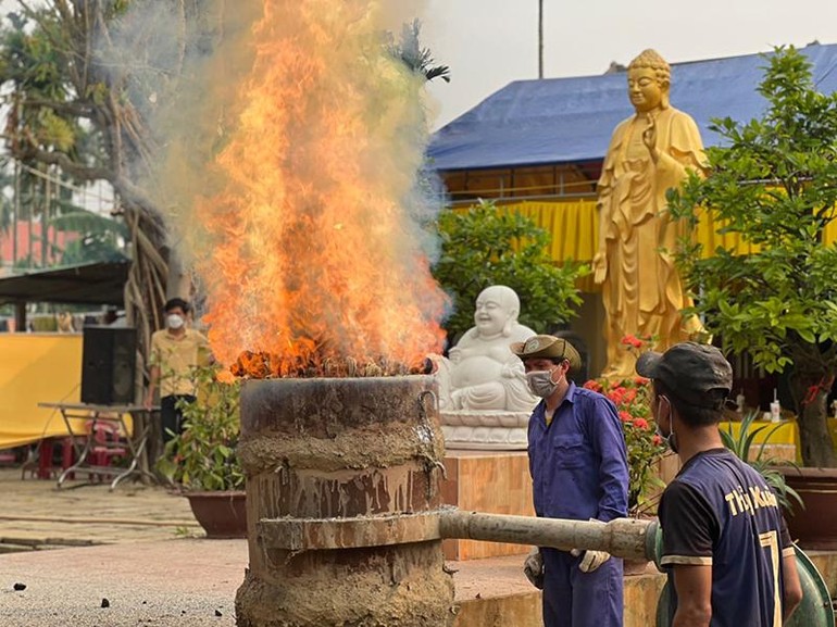 Rót đồng đúc tôn tượng Đức Bổn sư Thích Ca Mâu Ni Phật tại chùa Trà Đông