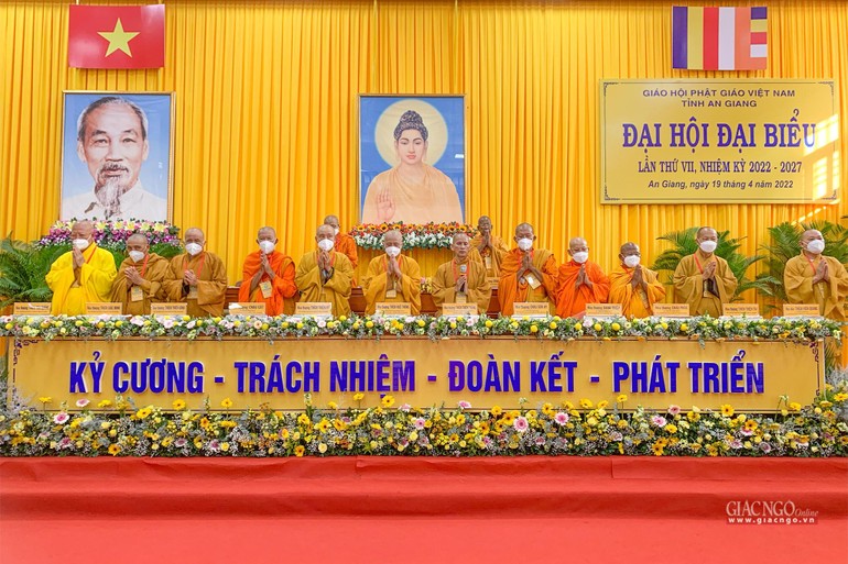Chư tôn đức niệm Phật cầu gia hộ trước khi tiến hành phiên trù bị Đại hội đại biểu Phật giáo tỉnh An Giang lần VII, nhiệm kỳ 2022-2027