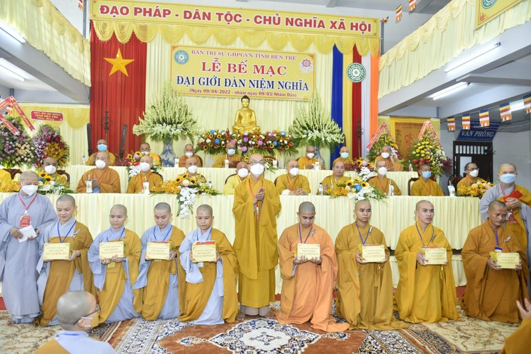 Các giới tử nhận phần thưởng khích lệ tại Đại giới đàn Niệm Nghĩa do Ban Trị sự Phật giáo tỉnh Bến Tre tổ chức từ ngày 6 đến 9-4-2022