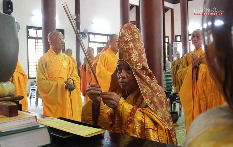 Hòa thượng Thích Đức Thanh niêm hương cử hành lễ bạch Phật khai kinh