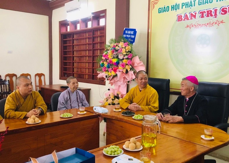 Thượng tọa Thích Thọ Lạc cùng chư vị trong Ban Trị sự Phật giáo tỉnh đón tiếp phái đoàn Tòa Giám mục Giáo phận Vinh