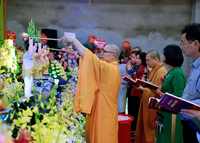 Chư Tăng thực hiện nghi thức Tắm Phật tại buổi lễ mừng Phật đản sanh 