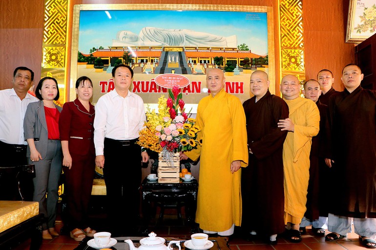 Đoàn lãnh đạo TP.Thủ Dầu Một tặng hoa chúc mừng lễ Phật Đản đến Ban Trị sự Phật giáo tỉnh Bình Dương