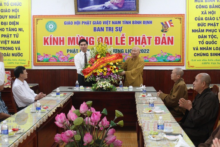 Tặng hoa chúc mừng Đại lễ Phật đản Phật lịch 2566 đến Ban Trị sự Phật giáo tỉnh Bình Định