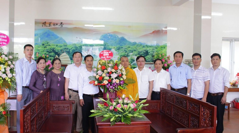 Đoàn công tác của lãnh đạo huyện Quỳnh Lưu chúc mừng Phật đản tại chùa An Thái- Trụ sở Ban Trị sự GHPGVN huyện