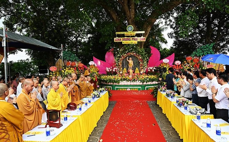 Quang cảnh buổi lễ Phật đản tại tổ đình Trấn Quốc của Phật giáo quận Tây Hồ (TP.Hà Nội)
