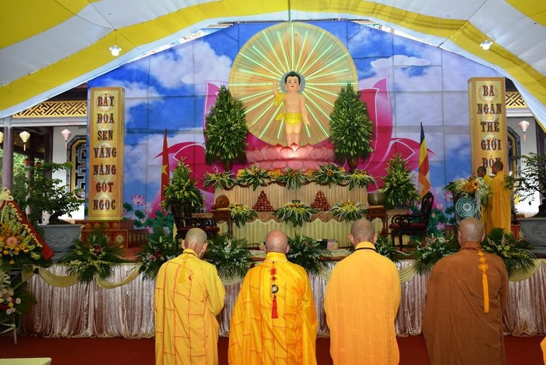 Lễ đài Kính mừng Phật đản Phật lịch 2566 tại tổ đình Sắc tứ Tịnh Quang