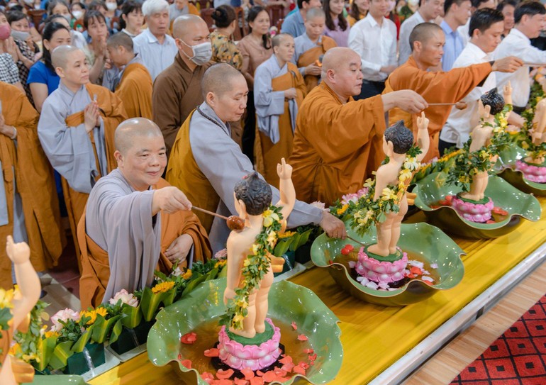 Phật giáo huyện Vĩnh Lộc tổ chức lễ Mộc dục