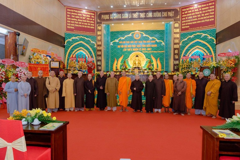 Hòa thượng Thích Thiện Nhơn cùng chư tôn đức tại hội trường chùa Phật Quang - nơi sẽ diễn ra Đại hội đại biểu Phật giáo tỉnh Kiên Giang vào sáng mai, 24-5 - Ảnh: Đăng Huy