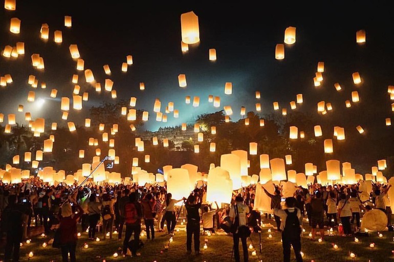 Đại lễ Vesak tại Thánh địa Borobudur với hàng nghìn chiếc lồng đèn được thả lên trời