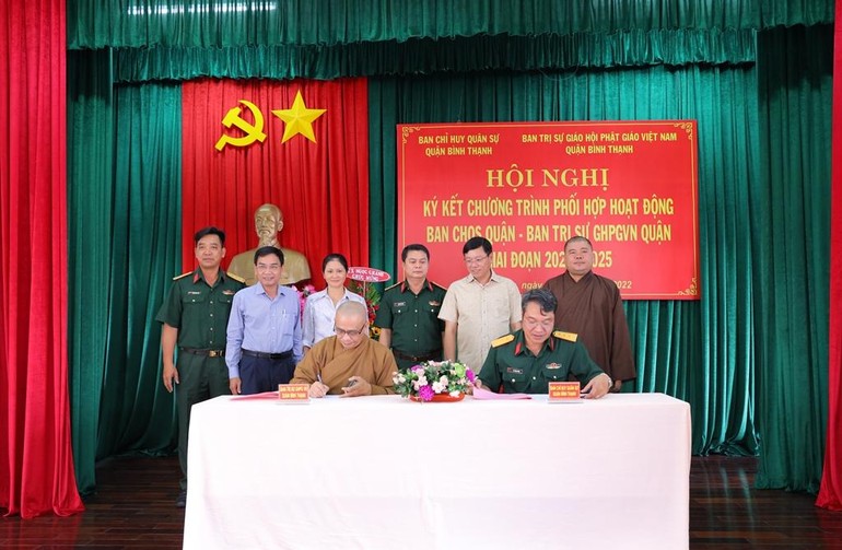 Lễ ký kết chương trình phối hợp hoạt động diễn ra tại Hội trường Ban Chỉ huy Quân sự quận Bình Thạnh - Ảnh: Dương Lê