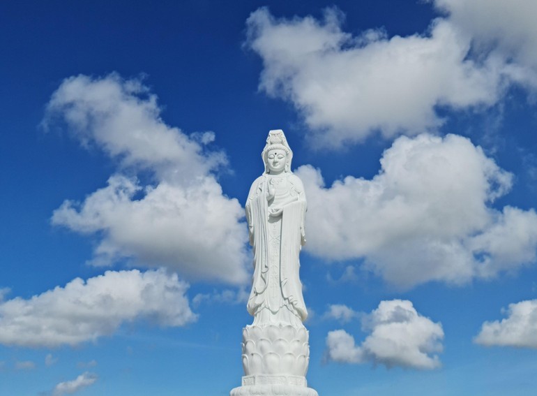 Tôn tượng Bồ-tát Quan Thế Âm lộ thiên tại chùa Quan Âm Linh Ứng
