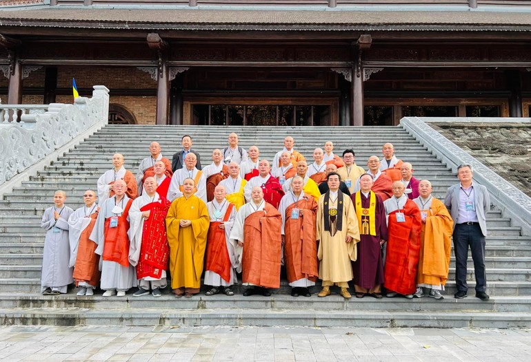 Đoàn lãnh đạo Phật giáo Hàn Quốc tại chùa Tam Chúc