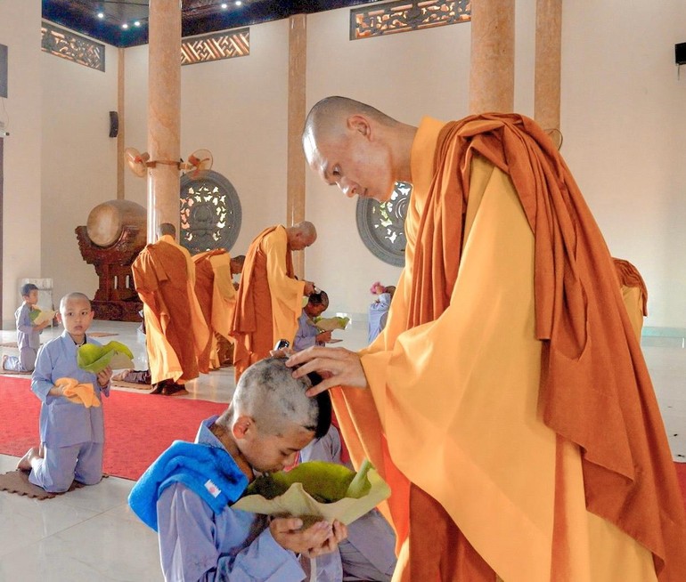 Chư Tăng chùa Cổ Am cử hành nghi thức thế phát xuất gia gieo duyên cho các bạn trẻ