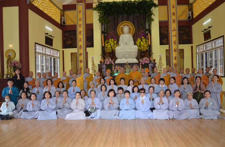 Đoàn chụp hình lưu niệm tại chùa Linh Phong