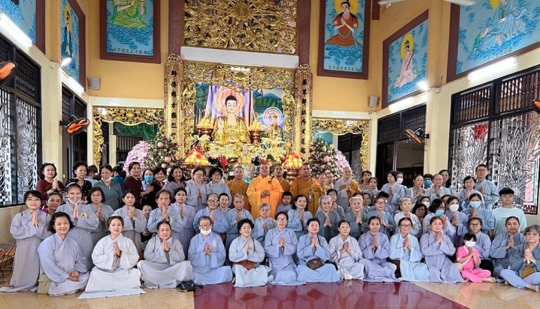 Chụp ảnh lưu niệm tại chùa Dược Sư (TP.HCM)