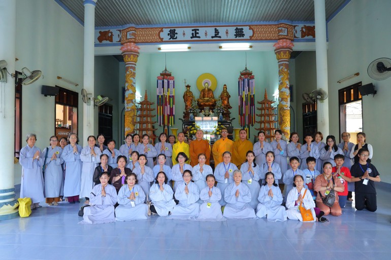 Đoàn chụp ảnh lưu niệm tại chùa Đức Hòa ( tỉnh Khánh Hòa)