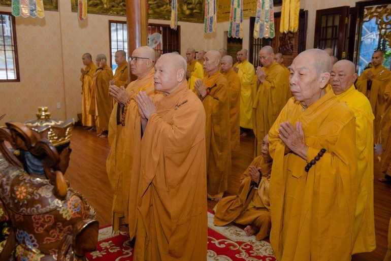 Chư tôn Hòa thượng tham dự buổi bố-tát định kỳ tại hạ trường chùa Minh Đạo