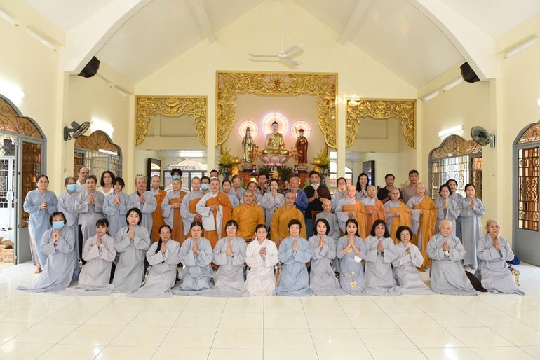 Đoàn cúng dường tịnh xá Đại Giác chụp ảnh lưu niệm tại chùa Phổ Đà