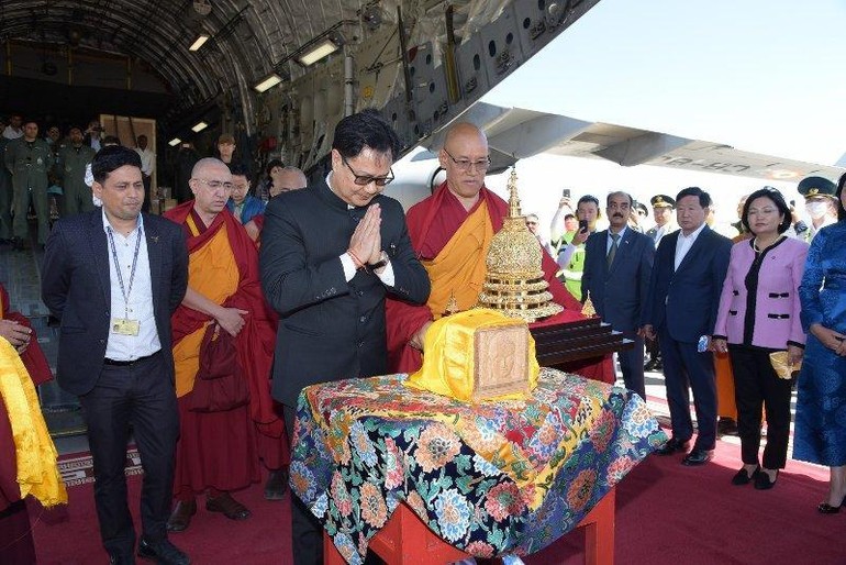 Bộ trưởng Bộ Tư pháp Ấn Độ Kiren Rijiju, chư Tăng, cùng các quan chức Chính phủ Ấn Độ và Mông Cổ trong lễ cung rước xá-lợi đến Ulaanbaatar