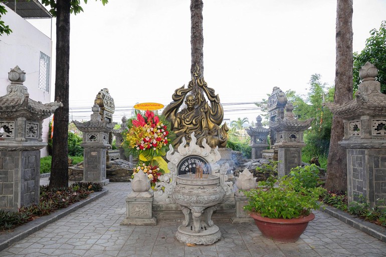 Ban Trị sự GHPGVN tỉnh Khánh Hòa đặt vòng hoa tại tượng đài Bồ-tát Thích Quảng Đức (TP.Nha Trang)