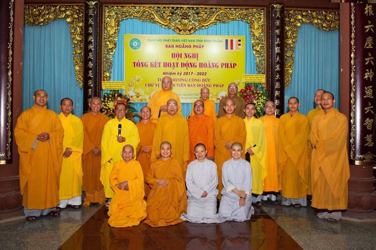 Ban Hoằng pháp Phật giáo tỉnh Bình Thuận chụp ảnh lưu niệm tại hội nghị