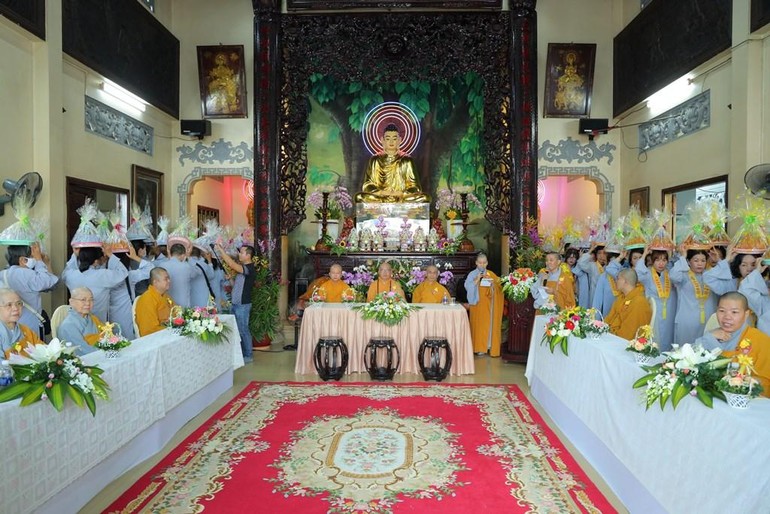 Phật tử đạo tràng chùa Phước Viên dâng y ca-sa cúng dường chư tôn đức Tăng Ni