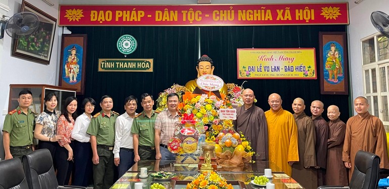 Đoàn công tác tặng hoa chúc mừng đến Ban Trị sự GHPGVN tỉnh Thanh Hóa nhân Đại lễ Vu lan - Báo hiếu Phật lịch 2566