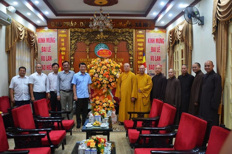 Bộ Công an tặng hoa chúc mừng GHPGVN nhân Đại lễ Vu lan Phật lịch 2566
