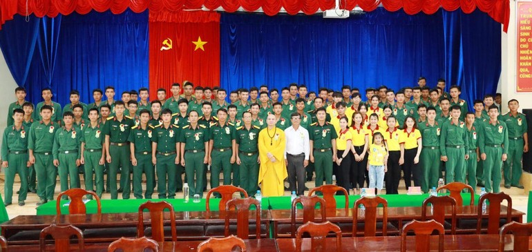 Đại đức Thích Lệ Ngôn chụp ảnh lưu niệm với các cán bộ, chiến sĩ Tiểu đoàn 1, Trung đoàn 738 – Ảnh: Nguyễn Hà
