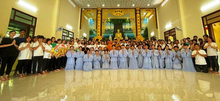 Các bạn sinh viên tham dự khóa tu "Một ngày an lạc" tại chùa Hàn Sơn