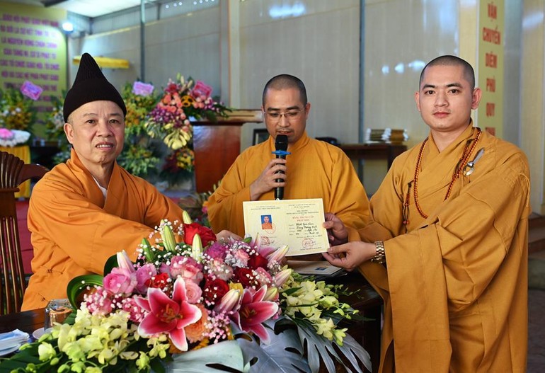 Hòa thượng Thích Thanh Quyết trao bằng tốt nghiệp cho Tăng sinh khóa VIII (2018-2022)