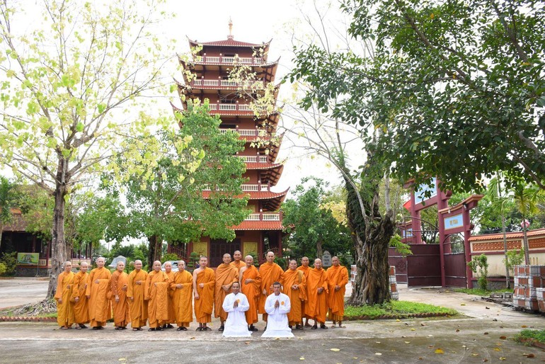 Chụp ảnh lưu niệm tại tổ đình Minh Đăng Quang