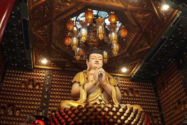 Đại Phật tại chánh điện chùa Vạn Phật - quận 5