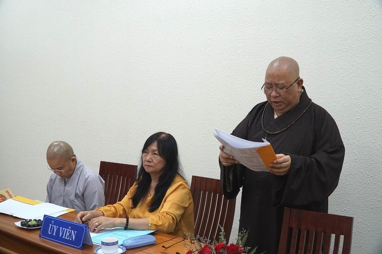 Thượng tọa Thích Đồng Văn, Trưởng phòng Sau đại học đọc quyết định thành lập Ban Xét tuyển đề cương luận án tiến sĩ khóa II