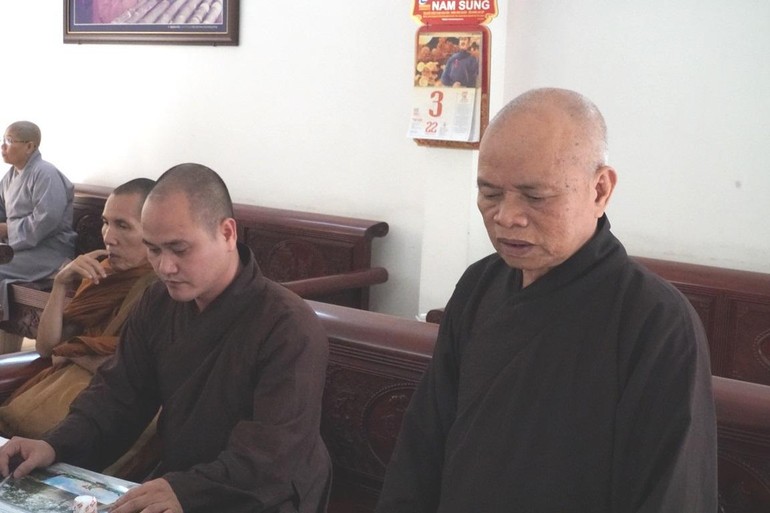 HT.Thích Thiện Minh, Trưởng ban Trị sự Phật giáo huyện chủ trì phiên họp sáng 3-4.