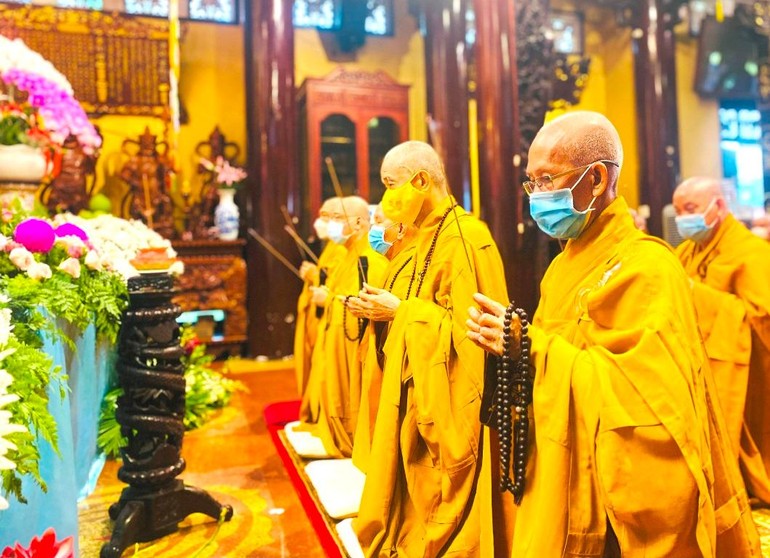 Chư tôn đức Ban Chứng minh và Ban Trị sự niệm hương khai hạ - Ảnh: Ban TT-TT Phật giáo quận Phú Nhuận