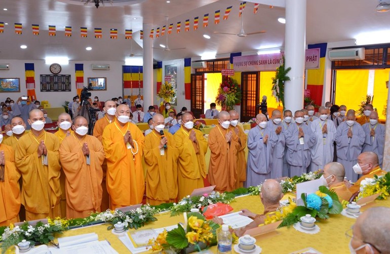 Thượng tọa Thích Huệ Minh, tân Trưởng ban Trị sự Phật giáo huyện Bình Chánh phát biểu nhận nhiệm vụ