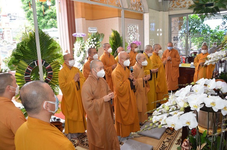 Chư tôn đức Ban Trị sự Phật giáo TP.HCM viếng tang