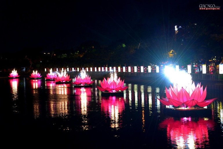 7 đóa sen được thắp sáng tối ngày 8-4 Âm lịch trên kênh Nhiêu Lộc