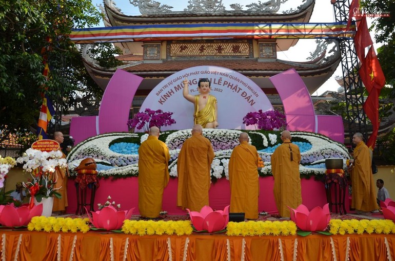 Chư tôn đức niệm hương cúng dường Phật đản