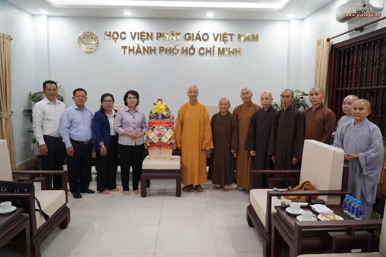 Bà Tô Thị Bích Châu tặng quà đến Trưởng lão Hòa thượng Thích Trí Quảng, Quyền Pháp chủ GHPGVN